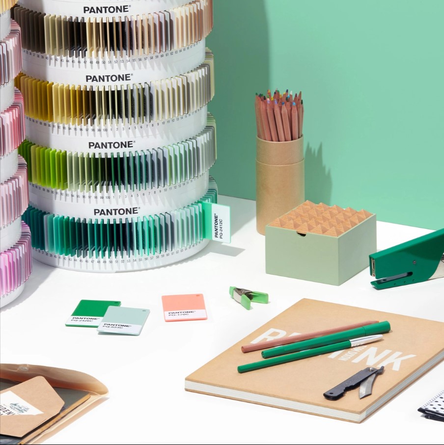 THE PANTONE MATCHING SYSTEM™ (PMS) PLASTIC STANDARD CHIPS COLLECTION